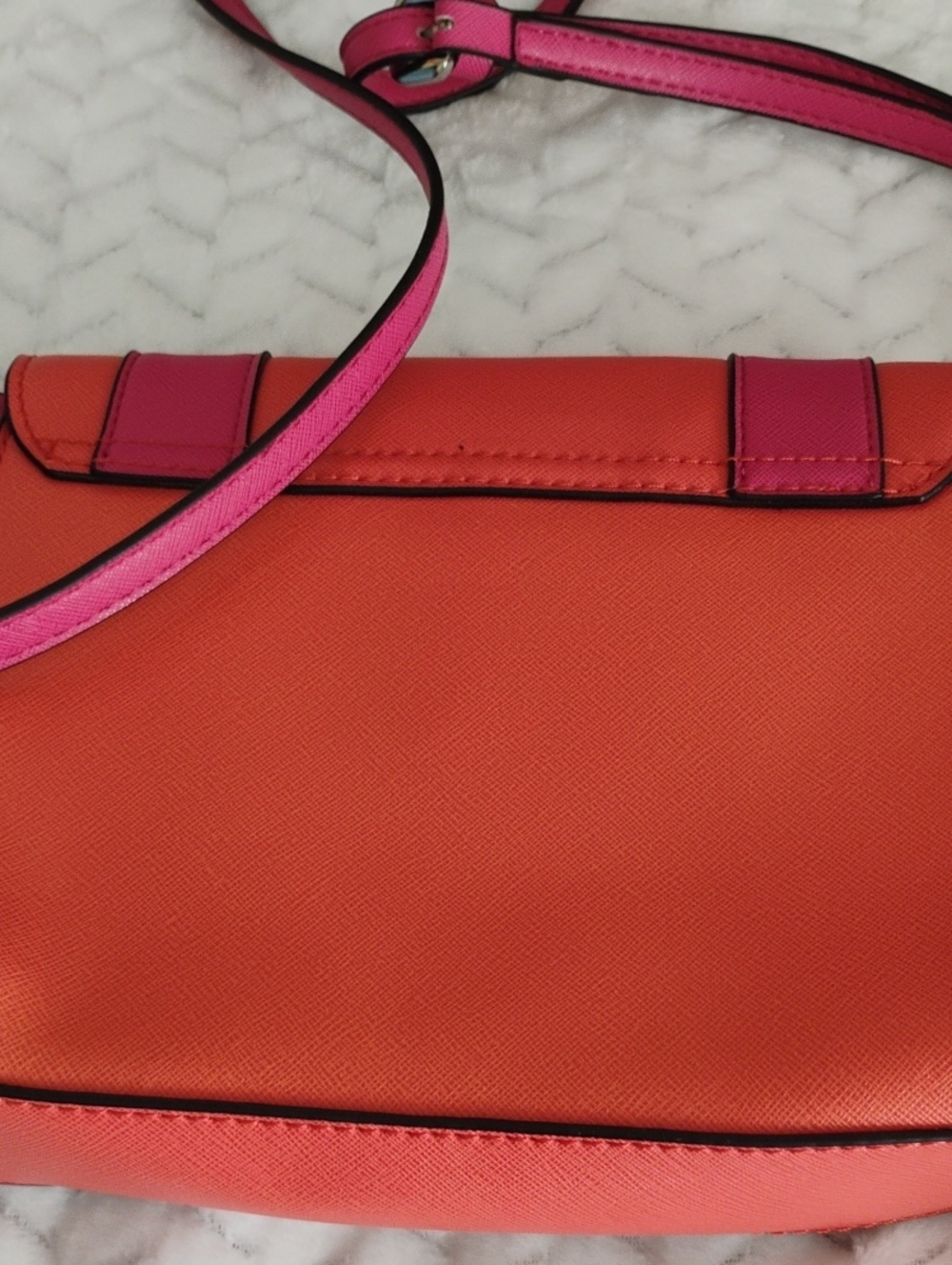 Guess Bags - Picture 11 of 15